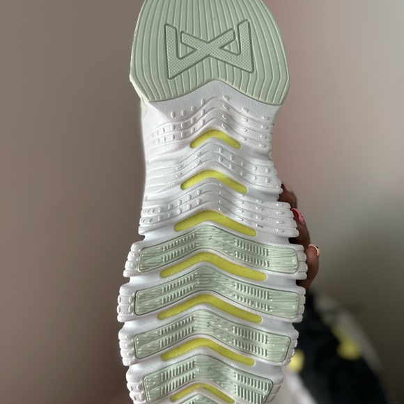 NIKE Colorway: Dark Smoke Grey/Bright Mango/Barely/Green/Light Zitron size 8.5 - Picture 13 of 13